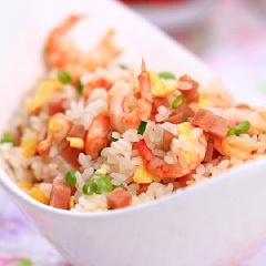 Múc cơm ra chén, khi ăn rưới thêm chút nước tương cho thơm và đậm đà!