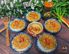 Dọn bánh bèo sốt tôm thịt ra, cho phần nhân lên trên và ăn kèm với nước mắm pha loãng. Bánh bèo sốt tôm thịt vừa thơm, vừa ngon thật thú vị để cùng chiêu đãi người thân những ngày cuối tuần. Vào bếp liền thôi !