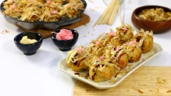 Bánh bạch tuộc Takoyaki là là món ăn đường phố rất nổi tiếng của đất nước hoa anh đào, là món ăn chơi nhưng rất no bụng, vị ngon dai sực sực của bạch tuộc hòa quyện với bột mì mềm mại, thêm chút nước sốt ngọt ngọt mặn mặn ăn kèm với chút gừng hồng chua chua đã tạo nên hương vị tuyệt vời của món bánh này, các bạn cùng vào bếp làm thử món bánh này cho gia đình dùng nhé!