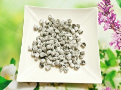 Chia khối bột ra làm 6 phần sau đó bạn lấy từng khối bột đặt trên mặt phẳng sạch, dùng 2 bàn tay lăn cho khối bột thành 1 dải bột dài, nhỏ bằng ngón tay là vừa. Sau đó, dùng dao cắt bột thành những viên nhỏ đều nhau, lấy từng viên bột vê lại cho tròn đều thành những viên trân châu đen. Đặt 1 nồi nước lên bếp đun cho sôi sau đó bạn cho trân châu vào luộc tới khi trân châu chín chuyển màu trong là được.