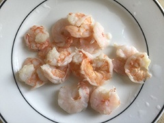 Tôm luộc chín, bóc vỏ, cắt đôi dọc thân tôm. Sau đó cho tất cả nguyên liệu gồm cà chua, măng tây, tôm, trứng vào tô lớn, rưới nước sốt mayonnaise và chút dầu olive rồi trộn thật đều lên là xong nha.