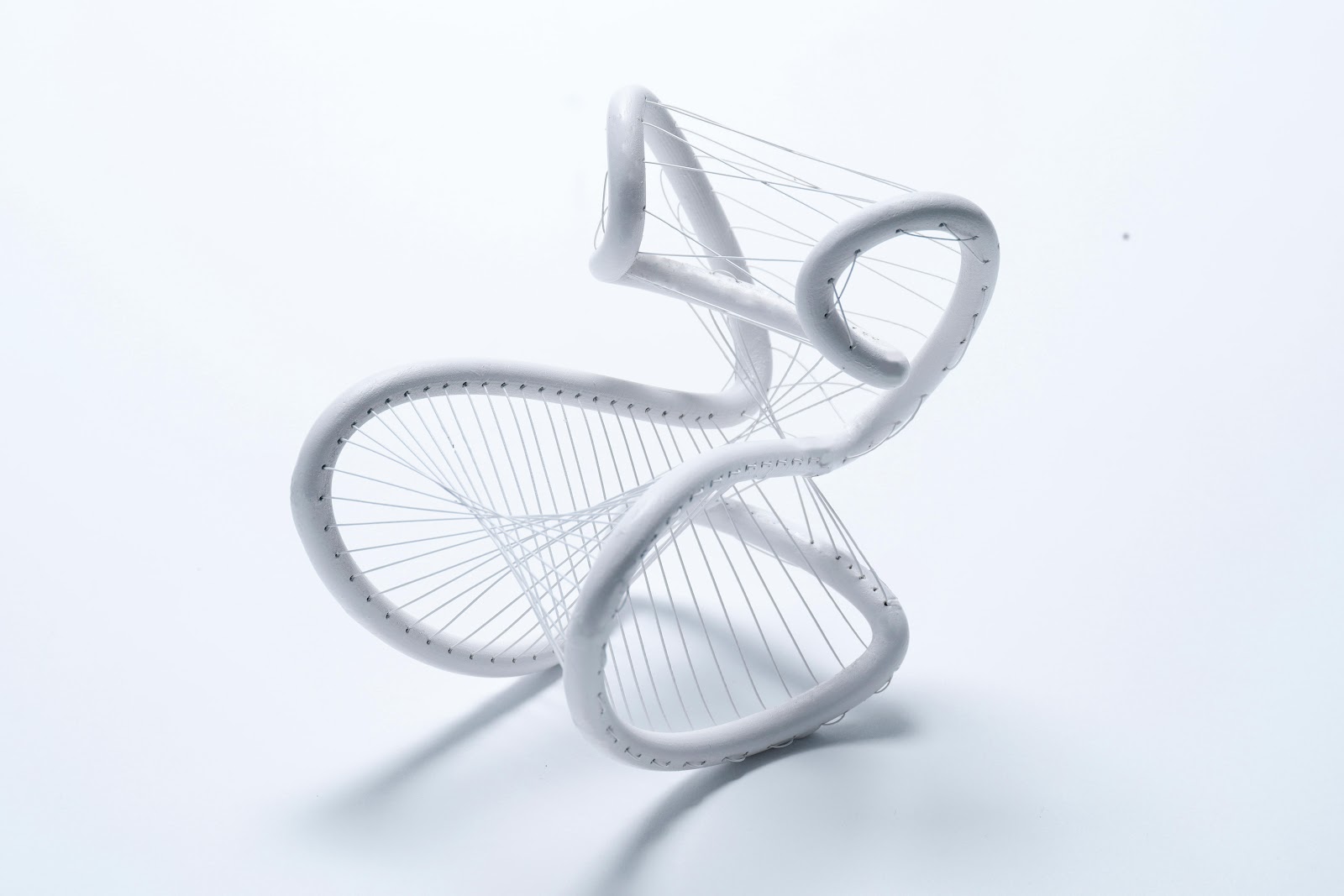 本音の対話を促進する椅子のデザイン-thumb-2