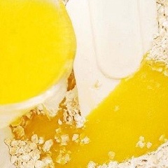 Trộn bột yến mạch cùng bánh ngũ cốc vào trong một cái bánh tô lớn. Sau đó, các bạn cho bơ đã tan chảy vào bát hỗn hợp bánh ngũ cốc và bột yến mạch. Dùng phới trộn bột trộn thật đều lên nhé.