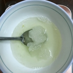 Ngâm gelatine trong nước cho nở sau đó hâm nóng cho gelatine tan hết, thêm đường và bột trà xanh vào khuấy đều. Lấy kem ra khỏi khuôn, đổ phần phủ bóng lên trên và để bánh lại vào tủ đông cho phần phủ bóng đông lại.