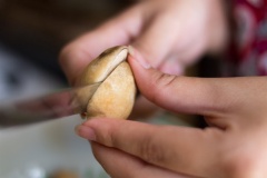 Rửa sạch nấm và cắt bớt phần đuôi nấm rơm. Nếu nấm của bạn mua to thì có thể cắt đôi hoặc cắt tư cho vừa miệng ăn bạn nhé.