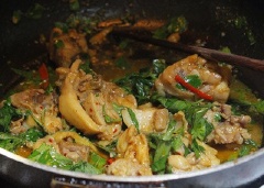 Tiếp theo cho rau húng quế vào đảo đều, nêm gia vị vừa miệng, tắt bếp rắc tiêu.