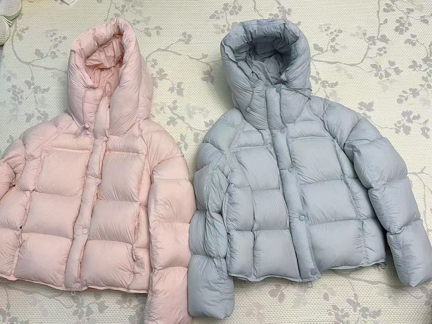 Kurze Daunenjacke mit Kapuze