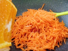 Khi nước đường sôi 10 phút, bạn cần phải hạ lửa nhỏ và thỉnh thoảng đảo cà rốt. Sên như thế cho đến khi nước đường sánh lại. Cho mật ong vào, tiếp tục sên cho đường keo lại thật sánh và cạn là tắt bếp. Múc từng ít mứt cà rốt cho ra khay có thoa chút dầu. Chờ hỗn hợp nguội, bạn mới viên tròn và lăn qua chén dừa khô vụn.