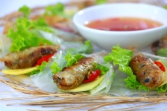 Cách biến tấu với phần nhân là thịt ốc làm nguyên liệu chính giúp món ram thêm phần đặc biệt. Ram ốc giòn từ ngoài vào trong, nhân ram giòn sừn sựt thêm vị thơm thơm của lá lốt lạ miệng mà hấp dẫn vô cùng. Món này cuốn bánh tráng ăn kèm rau sống chấm nước mắm gừng là hết sẩy nha. Cuối tuần hãy vào bếp làm món ram ốc này để cả nhà cùng thưởng thức nhé!