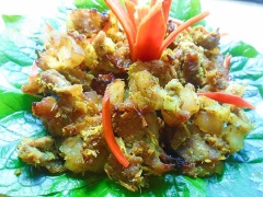 Thịt nướng chín cho ra đĩa, chấm cùng tương ớt cay thơm rất ngon. Thịt ba chỉ nướng riềng mẻ cay thơm thích hợp cuộn ăn cùng xà lách và rau sống rất tuyệt.