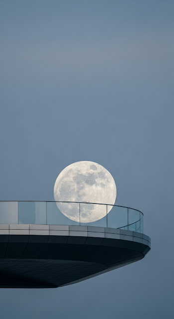 Minimalist View of a Modern Skyscraper Observation Deck Edge Against a Large Full Moon - Free mobile Wallpaper