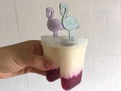 Cuối cùng, múc phần kem đậu xanh lên trên và cho lại vào ngăn đá để đông 3 tiếng trước khi thưởng thức. Khi ăn bạn chỉ cần lấy kem ra và thưởng thức thôi nè.