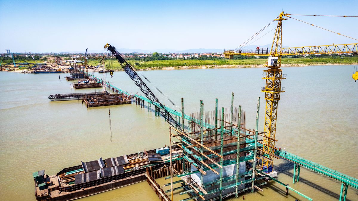 Cận cảnh loạt trụ cầu Hồng Hà dưới lòng sông Hồng - Tạp chí Tri thức