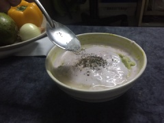 Cho vào hỗn hợp trên 1 muỗng canh nước cốt chanh, 1 muỗng cà phê tiêu, 1 muỗng cà phê muối, 2 muỗng cà phê đường. Trộn đều hỗn hợp cho các nguyên liệu hoà quyện vào nhau.