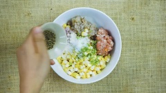 Cho tất cả các nguyên liệu vừa sơ chế ở bước 1 vào một tô lớn cùng với thịt băm, nêm 1/2 muỗng canh nước mắm, 1/2 muỗng canh hạt nêm, 1/2 muỗng canh tiêu xay, 1 muỗng cà phê đường vào rồi trộn đều, để 10 phút cho ngấm gia vị.