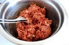 Làm nhân chả giò: Trộn đều: nạc cua, thịt bò, phô mai, nấm mèo, 2 muỗng cà phê hạt nêm. 1 muỗng cà phê tiêu, 1 muỗng cà phê bột ngọt và tỏi phi vàng.