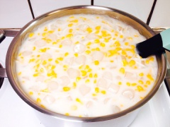 Vớt những viên trân châu đã luộc chín lúc nãy và bột đường vanilla cho vào chung nồi chè, nấu lại thêm vài phút nữa là được. Như vậy là đã có 1 nồi chè bắp trân châu thơm lừng, béo ngậy thêm những viên trân châu dai dai ngon hết ý luôn rồi.