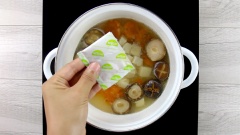 Thêm nấm đã xào, đậu hũ non cắt nhỏ vào nồi. Nồi súp nấu khẩu phần cho 2 người dùng 2 gói mì, nên nước súp sẽ được nêm nếm với 1/2 gói gia vị khô còn lại lúc nãy, thêm 1 gói gia vị khô của gói mới và 2 gói gia vị súp. Lúc này bạn sẽ thấy nước dùng có những miếng xanh đen nở ra, đừng lo đó chính là rong biển khô có trong gói gia vị khô của mì đấy.