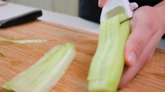 Chuẩn bị làm bánh mì dân tổ: Thái lát mỏng xúc xích, lạp xưởng, chả chiên, dưa leo. Nhặt sạch ngò rí, rửa sạch. Bóc vỏ hành tây và hành tây thái múi nhỏ hành tây, cắt lát nhỏ hành tím. Đánh tan trứng gà.