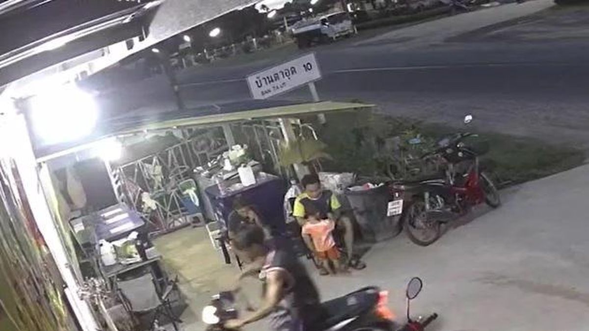 Con trai vô tình vặn tay ga, 2 cha con lao xe xuyên kính cửa hàng - Tạp chí Doanh Nghiệp Việt Nam