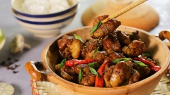 Món trứng cá kho tiêu dùng nóng với cơm trắng, chắc chắn sẽ rất hao cơm vì độ ngon của trứng cá đậm đà thấm đều gia vị.