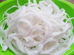 Dừa rửa sạch, nạo sợi, nếu dừa mềm và non hơn có thể dùng dao thái miếng dày hơn một chút. Dừa cho vào nồi luộc sôi, rồi rửa sạch với nước, khi thấy nước trong là được. Xay nhuyễn thanh long, lọc lấy nước màu đỏ, không để hạt còn trong nước thanh long.