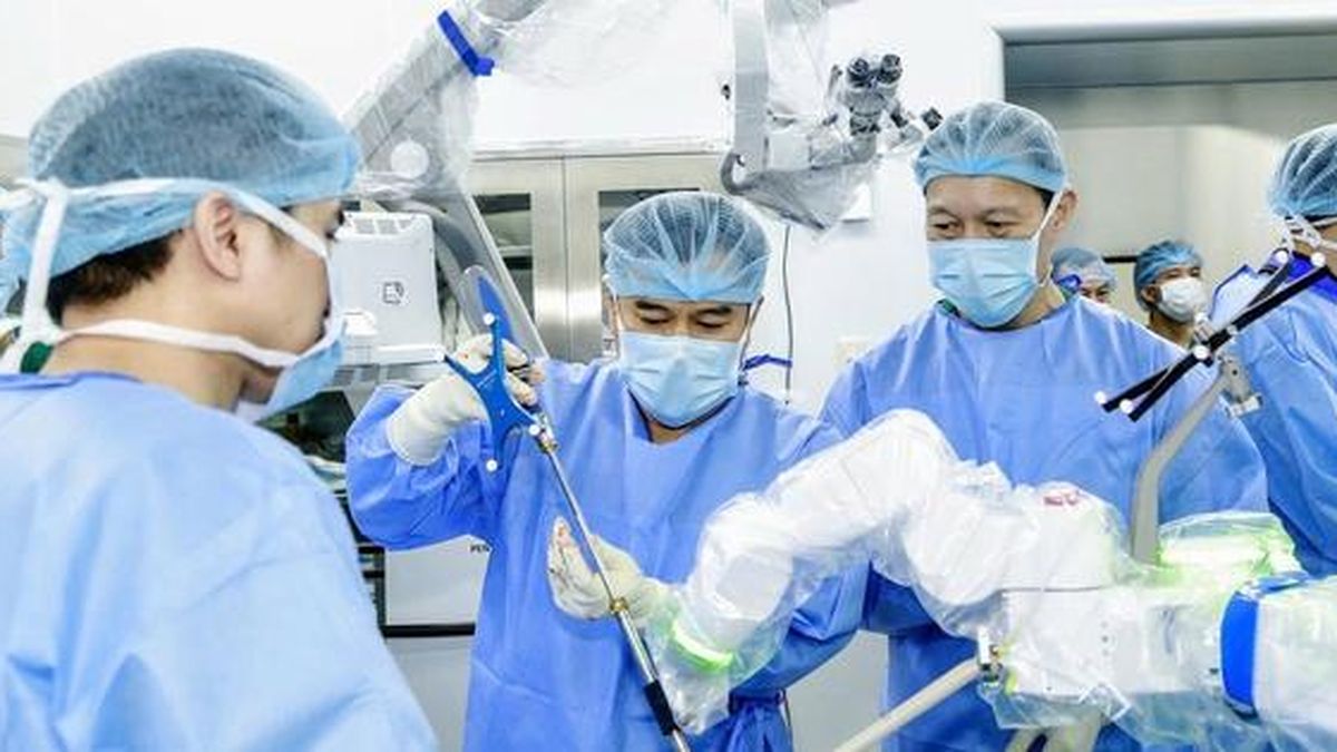 Ứng dụng hệ thống robot trong phẫu thuật cột sống: Cơ hội mới cho người bệnh - Báo Sức Khỏe &amp; Đời Sống