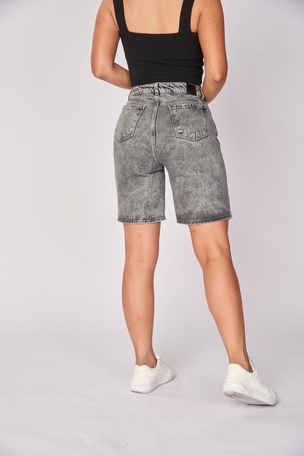 Short bermuda tiro alto en denim rígido, color gris oscuro 100% algodón - Vista 5