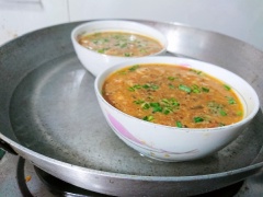 Dùng dầu ăn phết vào khuôn hoặc chén, sau đó đổ mắm vào, đun sôi nước, đặt mắm vào chưng với lửa vừa 15 phút. Như vậy sau khi chín sẽ dễ lấy mắm ra ngoài hơn.