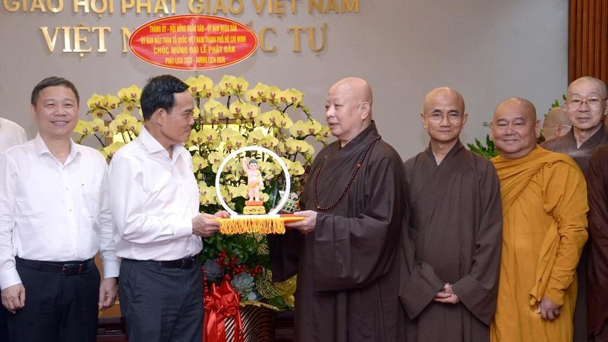 Bí thư Thành ủy TP.HCM Trần Lưu Quang thăm, chúc mừng nhân Đại lễ Phật đản đến Ban Trị sự TP.HCM - Giác ngộ