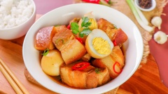 Bày thịt kho trứng ra dĩa thưởng thức ngay với cơm nóng, bạn có thể ăn kèm thêm dưa giá hay các loại rau tùy thích để món ăn được bổ dưỡng hơn. Đừng quên lưu công thức của món thịt kho trứng lại nhé!