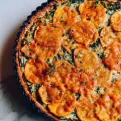 Lấy bánh ra, chờ nguội một chút và cắt miếng vừa ăn rồi thưởng thức. Bánh tart cải xoăn khoai lang thơm ngon với vị mằn mặn của cải xào cùng chút beo béo của kem sữa và phô mai cùng lớp khoai lang bùi bùi làm bạn cảm thấy ngon miệng hơn. Cuối tuần rảnh rỗi làm ngay một chiếc bánh tart đãi mọi người nào.