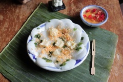 Cho bánh bèo ra chén hoặc tô, rắc tôm chấy, da heo và hành lá đã quay lên bánh. Ăn cùng với nước mắm đã pha thì không còn gì bằng. Cuối tuần sẵn có cái khuôn bánh bèo ở nhà, đổ một vài mẻ bánh để chiêu đãi gia đình thì quá tuyệt vời luôn đó. Các bạn nhớ ghi lại cách làm bánh bèo truyền thống ngon "nức lòng" này ngay nhé!!