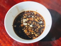 Tiếp đến là bước làm nước sốt để trộn mì. Đặt chảo lên bếp đợi chảo nóng cho dâu và tỏi phi thơm. Lần lượt cho nước tương, cà phê hạt nêm nấm Hương Knorr, đường, tiêu và cho 1 tí nước để lửa nhỏ đến khi nước sốt hơi sệt lại.