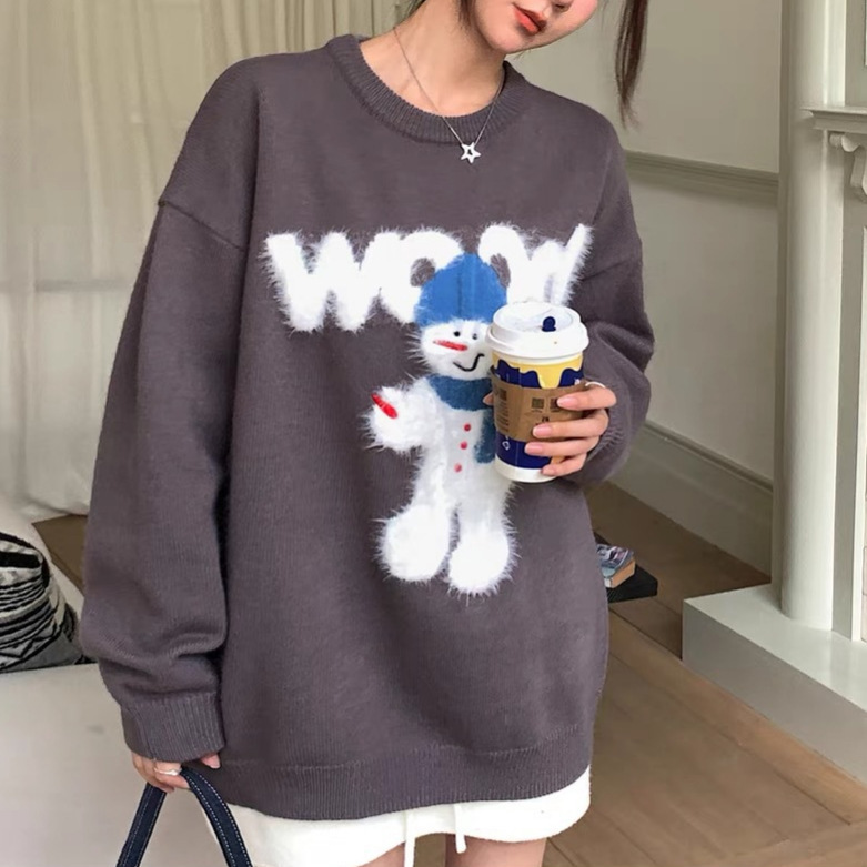 Loose-fitting women's knitted sweater in a relaxed style