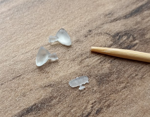 Anycubic ABS-Like Şeffaf UV Reçine ile baskı alınmış 1/64 ölçek hotwheels model araç dikiz aynası modelleri sıradan bir kurdanın yanında 