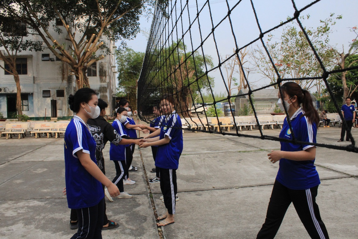 Cái bắt tay chào nhau hứa hẹn cháy hết mình cùng trận đấu