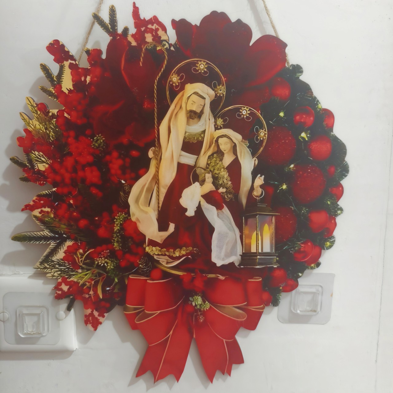 Dekorativer Weihnachtskranz aus Holz mit Beeren-Motiv