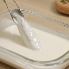 Nhúng đậu bắp đã nhồi cá thác lác vào tô bột, lăn đều để bột áo đều. Sau đó, cho vào chảo dầu nóng chiên ngập dầu, đến khi chả cá chín vàng thì vớt ra để ráo dầu.