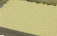 Đổ hỗn hợp vào khuôn nướng bánh có lót sẵn một lớp giấy nến, dùng muỗng hoặc đũa tạo các đường thẳng, dọc song song lên bánh.