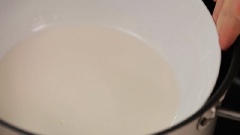 Đặt hỗn hợp bột vào trong nồi hấp cách thủy ở lửa lớn trong vòng 15 phút thì lấy ra và để nguội. Xoài rửa sạch, bóc vỏ và cắt quân cờ như hình.