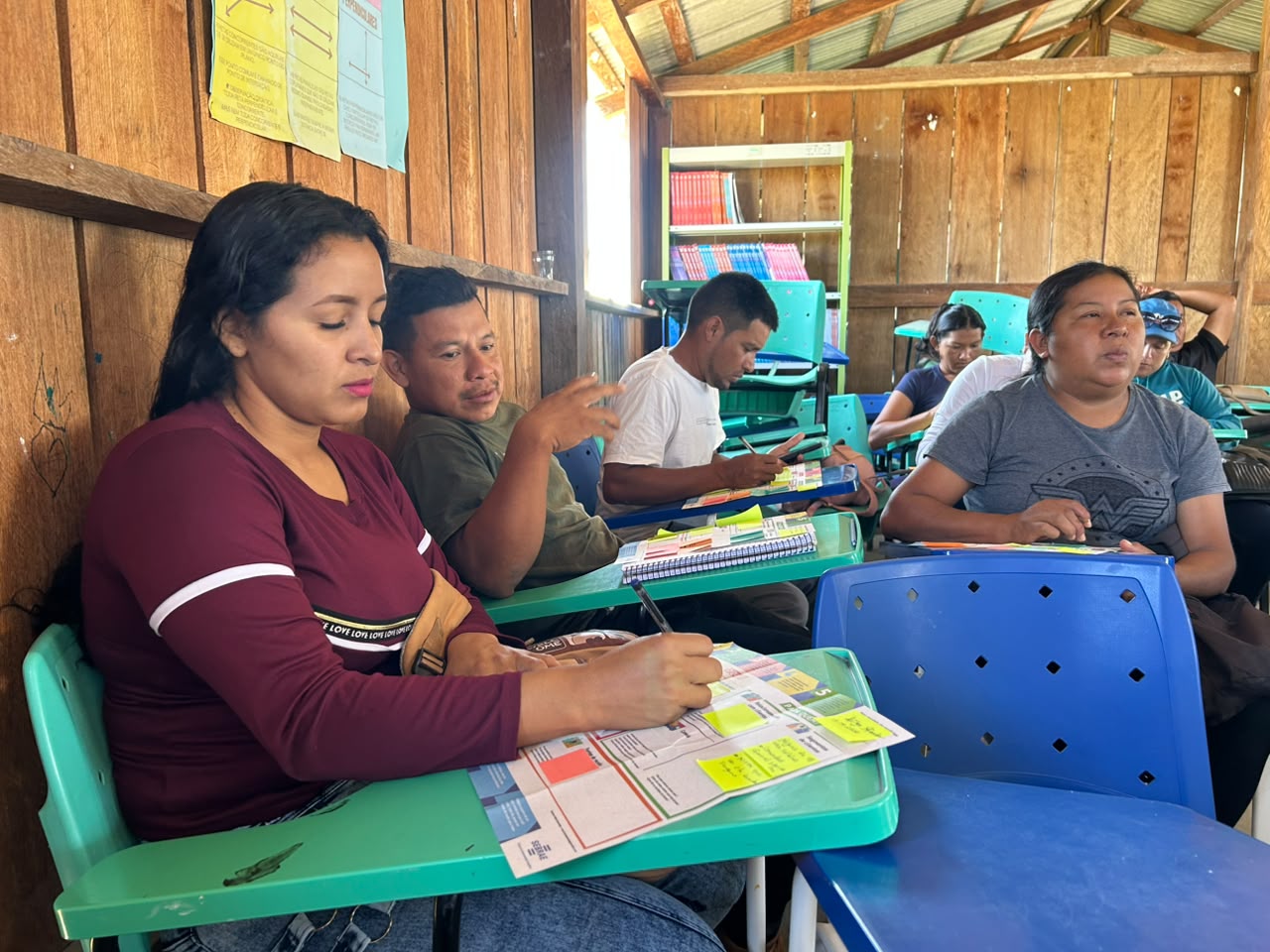 Fachada de pequeno comércio de roupas e refeições em comunidade indígena de Roraima. Empreendedorismo em Pacaraima.