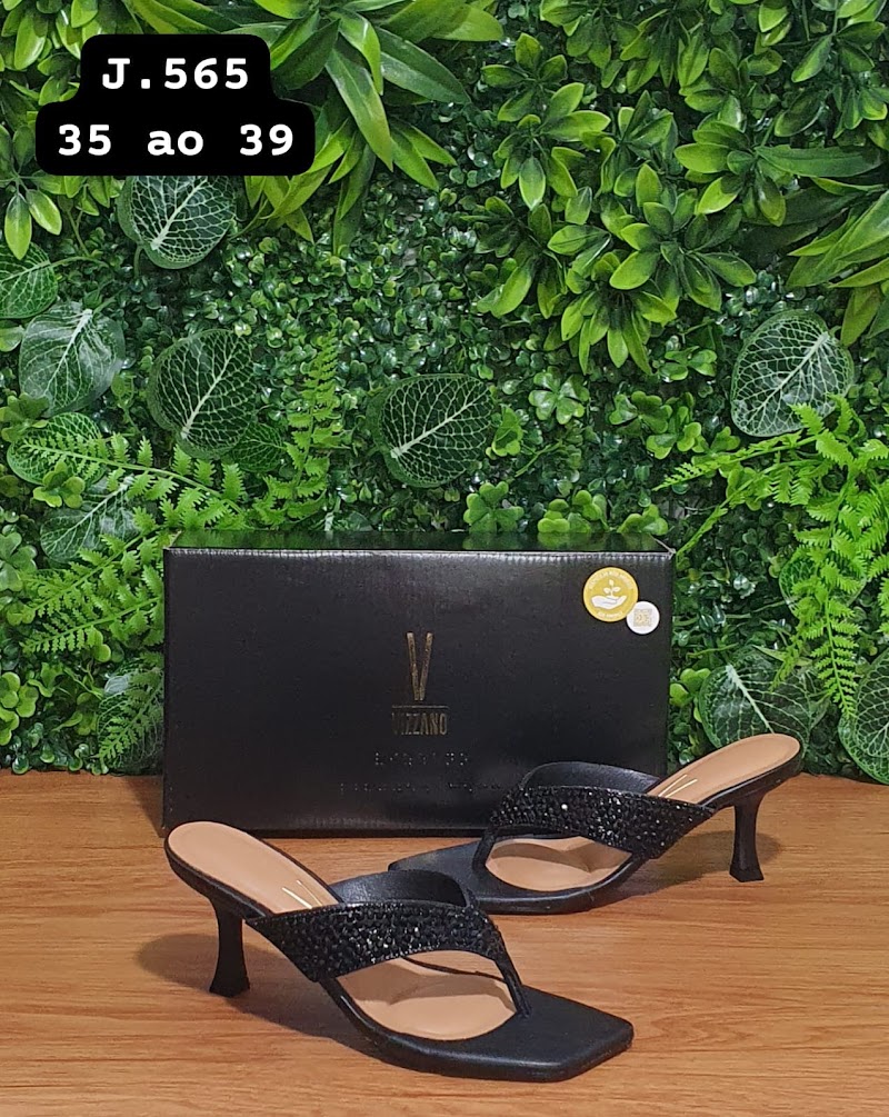 Sandalia de tiras con tachas y taco medio