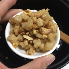 Làm nóng nồi đất, sau đó cho tóp mỡ nước và tỏi vào. Sau khi tóp mỡ khô, ráo mỡ và tỏi vàng thì vớt ra chén để riêng. Cho nấm rơm vào nồi đảo đều rồi cho nước tương, dầu hào, muối, đường, hạt nêm vào kho lửa vừa, thỉnh thoảng đảo nấm để thấm đều gia vị là xong nha. Khi nước còn sền sệt thì tắt bếp thêm tiêu, tỏi phi, tóp mỡ vào đảo đều.(nồi đất giữ nhiệt nên bạn phải chú ý đừng kho nấm khô nước quá).