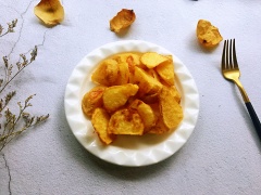 Đợi khoai tây nướng bỏ lò hơi nguội là có thể dùng rồi đấy. Những miếng khoai tây nướng bỏ lò có lớp vỏ giòn bên ngoài, bùi bùi bên trong, thật hấp dẫn. Thích hợp dùng làm món ăn vặt nhâm nhi ăn chơi thỏa thích. Chắc chắn cá bé nhà bạn sẽ thấy thích thú với khoai tây nướng giòn bùi này đó.