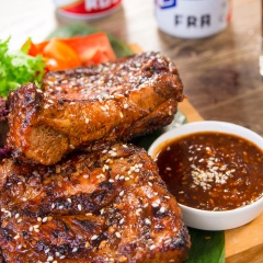 Món sườn nướng coca cho thành phẩm thơm ngào ngạt mùi coca, màu sắc hấp dẫn, vị mặn ngọt rất vừa miệng. Sườn coca với từng thớ thịt giòn dai do sườn được chần trước với nước sôi, nhưng vẫn mềm và không bị khô vì được ướp với coca cola và phết sốt ướp thường xuyên lúc nướng. Ghi lại cách ướp sườn nướng coca cola mà Cooky hướng dẫn để làm phong phú hơn cho bữa tiệc BBQ gia đình bạn nhé!
