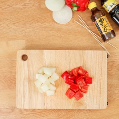 Các nguyên liệu rửa sạch, để ráo nước. Đem 120 gram ức gà và 100 gram thăn bò cắt thành miếng vuông vừa ăn với kích thước gần bằng nhau để xiên thịt trông đẹp mắt hơn, sau đó ướp thịt với 5 gram nước tương Nhật khoảng 15 phút cho thấm gia vị. Ớt chuông và hành tây cắt miếng vuông vừa ăn với kích thước gần bằng với phần thịt đã cắt.
