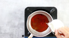 Sốt nước mắm: Cho vào nồi nhỏ 50gr đường trắng, 30ml nước mắm, 15gr ớt bột và 100ml nước dừa tươi. Vừa nấu vừa khuấy đều tay cho tan đường, đến khi hỗn hợp sôi được 3 phút thì tắt bếp để nguội hoàn toàn, sau đó vắt vào chén sốt 30ml nước cốt chanh và khuấy đều..