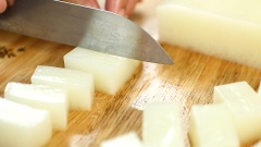Sau khi thạch đông thì lấy ra khỏi khuôn, cắt thành những miếng chữ nhật nhỏ rồi giữ lạnh đến khi dùng.