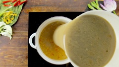 Đặt một chiếc nồi sạch lên bếp, cho vào 2 muỗng canh dầu ăn, chờ dầu nóng thì thêm vào 30gr sả băm, 10gr tỏi băm, 10gr hành tím băm và 5gr ớt băm. Xào cho các nguyên liệu vàng thơm thì chế nước luộc hải sản và nước luộc mắm vào nồi, thêm vào 3 cây sả cắt khúc đập dập rồi đun sôi.